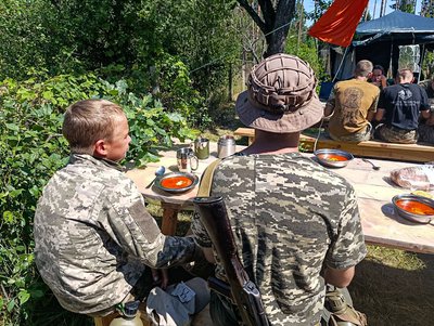 Підлітки обідають у таборі "Воїн-вовкулака" Підлітки обідають у таборі "Воїн-вовкулака"
