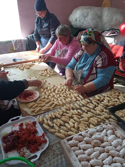 "Ми робимо з душею": волонтерки з Одещини спекли понад 250 пасок для поранених військових