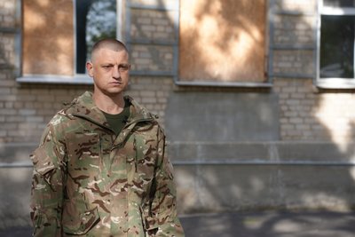 З автоматами та "коктейлями Молотова" йшли на російські танки. Історія захисника на псевдо "Херсон" З автоматами та "коктейлями Молотова" йшли на російські танки. Історія захисника на псевдо "Херсон"