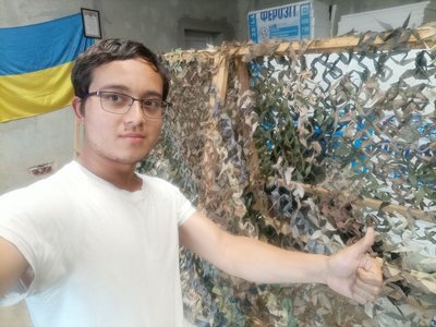 Джейкоб біля маскувальної сітки Джейкоб біля маскувальної сітки