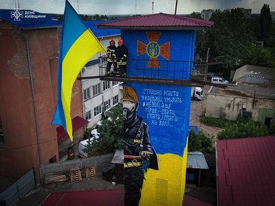 У Бородянці створили мурал на будівлі відновленої пожежної частини У Бородянці створили мурал на будівлі відновленої пожежної частини