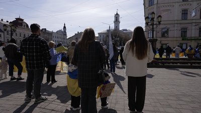 Сестри полоненого Василя Микитюка з Буковини - Марія Фалібога та Юліана Олійник під час акції на підтримку полонених та зниклих безвісти у Чернівцях Сестри полоненого Василя Микитюка з Буковини - Марія Фалібога та Юліана Олійник під час акції на підтримку полонених та зниклих безвісти у Чернівцях