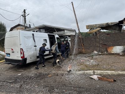 Поліцейські «Білого Янгола» евакуювали з-під обстрілів подружжя з Вакалівщини разом із чотирма котами і собакою Поліцейські «Білого Янгола» евакуювали з-під обстрілів подружжя з Вакалівщини разом із чотирма котами і собакою