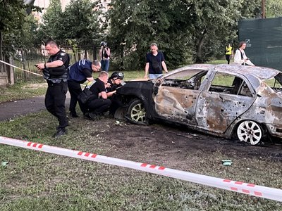 Згоріле авто піля удару ракети Згоріле авто піля удару ракети