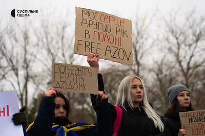 "Поверніть героїв з полону": в Одесі відбулась акція рідних українських захисників, яких утримує РФ "Поверніть героїв з полону": в Одесі відбулась акція рідних українських захисників, яких утримує РФ