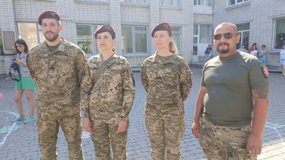 За позашляховиком, який купили ліцеїсти, прийшли військовослужбовці 95-тої окремої десантно-штурмової бригади За позашляховиком, який купили ліцеїсти, прийшли військовослужбовці 95-тої окремої десантно-штурмової бригади
