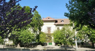 Чернівецький ліцей № 10 на вулиці Головній, 131 Чернівецький ліцей № 10 на вулиці Головній, 131