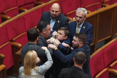 Бійка Михайла Головко у Верховній Раді з Кишкарем. 2016 рік Бійка Михайла Головко у Верховній Раді з Кишкарем. 2016 рік