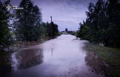 На Київщині злива затопила цокольні поверхи та підвали будинків На Київщині злива затопила цокольні поверхи та підвали будинків