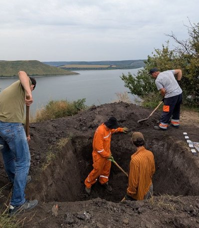 На Хмельниччині виявили поховання дитини На Хмельниччині виявили поховання дитини