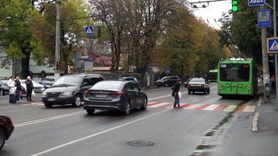 У Житомирі біля міської лікарні № 1 запрацював світлофор: що кажуть водії та пішоходи У Житомирі біля міської лікарні № 1 запрацював світлофор: що кажуть водії та пішоходи