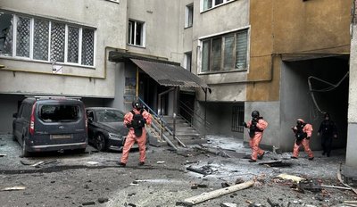 У Хмельницькому евакуювали 35 мешканців будинку через російський удар БпЛА У Хмельницькому евакуювали 35 мешканців будинку через російський удар БпЛА