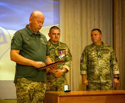 Родині загиблого прикордонника з Одещини передали його посмертні нагороди Родині загиблого прикордонника з Одещини передали його посмертні нагороди
