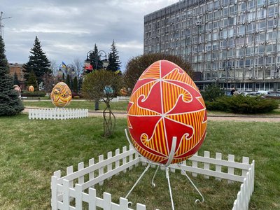 У Вінниці встановили велетенські писанки