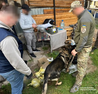 Правоохоронці здійснюють обшук Правоохоронці здійснюють обшук