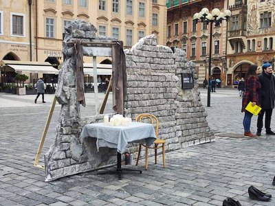 В центрі Праги влаштували акцію пам'яті за загиблими в Маріуполі та Бучі В центрі Праги влаштували акцію пам'яті за загиблими в Маріуполі та Бучі