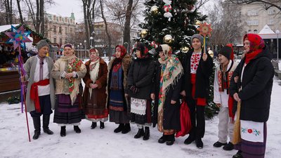 "Важливо підтримувати дух наших людей": у центрі Кропивницького меланкували та щедрували "Важливо підтримувати дух наших людей": у центрі Кропивницького меланкували та щедрували