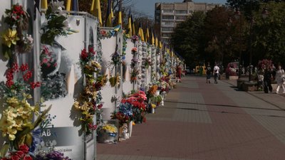 За словами Віталія Діденка, наразі є понад 1000 загиблих хмельничан. Іноді їхні рідні подають петиції про перейменування вулиць в честь героїв, серпень 2026 року, Хмельницький За словами Віталія Діденка, наразі є понад 1000 загиблих хмельничан. Іноді їхні рідні подають петиції про перейменування вулиць в честь героїв, серпень 2026 року, Хмельницький