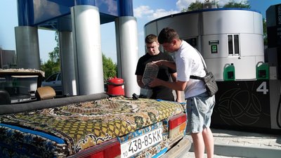 Авто-килим: як хлопці з Рокитного перетворили старі жигулі на кабріолет Авто-килим: як хлопці з Рокитного перетворили старі жигулі на кабріолет