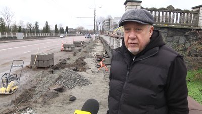 У Житомирі понад два тижні реконструюють тротуар біля військового кладовища