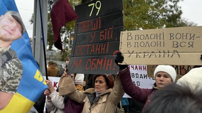 У Миколаєві люди вийшли підтримати полонених та зниклих безвісти воїнів У Миколаєві люди вийшли підтримати полонених та зниклих безвісти воїнів
