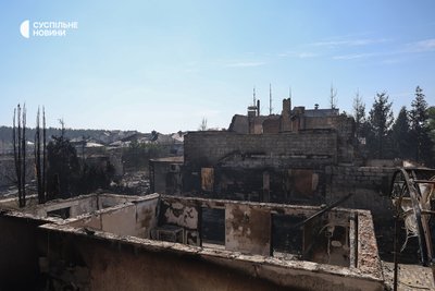 Вигорілі приватні будинки у селі Мила на Київщині, де внаслідок російської атаки сталася пожежа з подальшою детонацією на складах «Укроборнпрома» 29 серпня 2026 року Вигорілі приватні будинки у селі Мила на Київщині, де внаслідок російської атаки сталася пожежа з подальшою детонацією на складах «Укроборнпрома» 29 серпня 2026 року
