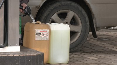 Наливають паливо в каністри на заправці у Чернівцях Наливають паливо в каністри на заправці у Чернівцях