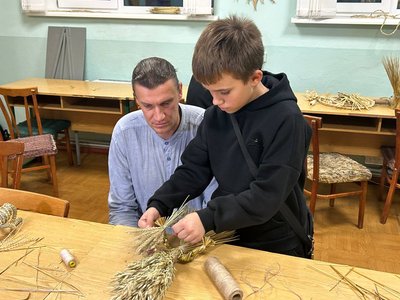 Соломоплетіння у Житомирі: діти та молодь вчаться українського ремесла