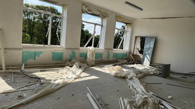 Будівля всередині швейного цеху, який постраждав у ракетній атаці Будівля всередині швейного цеху, який постраждав у ракетній атаці