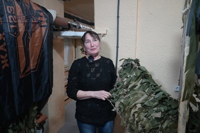Вплітають обереги у маскувальні сітки. Як херсонські волонтери з ГО "Небайдужі" допомагають бійцям