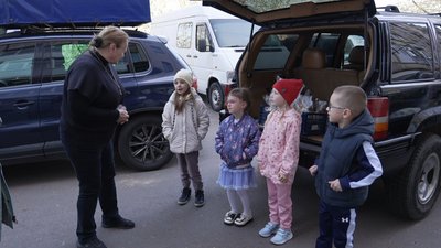 Вінницькі школярі передали волонтерам гроші, дрони та прапори для оборонців Вінницькі школярі передали волонтерам гроші, дрони та прапори для оборонців