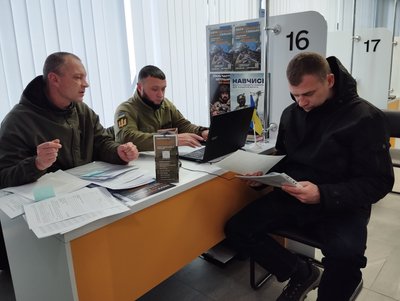 В ТЦК або у військовій частині: речник ТЦК та СП про те, як підписати контракт на Полтавщині 2025-го В ТЦК або у військовій частині: речник ТЦК та СП про те, як підписати контракт на Полтавщині 2025-го