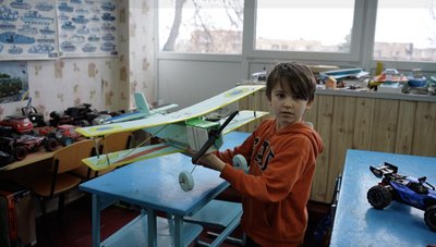 Третьокласник із Золотоніщини зібрав літак з мотором із російського дрона Третьокласник із Золотоніщини зібрав літак з мотором із російського дрона