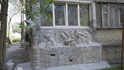 "Будинок з химерами" у Вінниці: містянин прикрасив балкон скульптурами міфічних істот "Будинок з химерами" у Вінниці: містянин прикрасив балкон скульптурами міфічних істот
