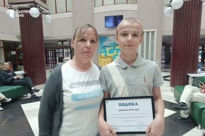 У Києві нагородили дітей, які допомагали розбирати завали після атаки РФ У Києві нагородили дітей, які допомагали розбирати завали після атаки РФ