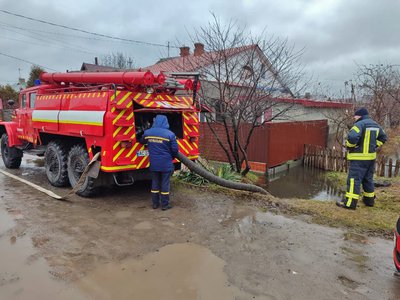 У місті на Волині підтопило присадибні ділянки. Рятувальники відкачують воду