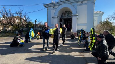 У Херсоні провели в останню путь загиблого на війні матроса Григорія Пивоварчука У Херсоні провели в останню путь загиблого на війні матроса Григорія Пивоварчука