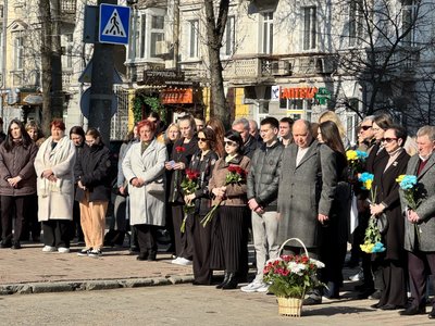 Рік після удару: у Сумах вшановують пам'ять загиблих у Вербну неділю Рік після удару: у Сумах вшановують пам'ять загиблих у Вербну неділю