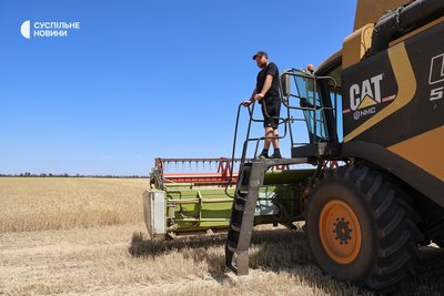 Комбайнер фермерського господарства "Роксолана" Віталій в полі на Херсонщині, липень 2025 року