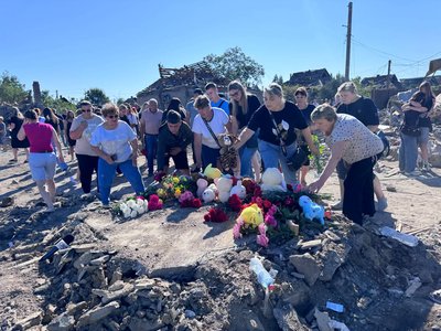 «Тепер під вікнами у нас братська могила». У Радушному біля атакованого РФ будинку вшанували загиблу родину Воронових «Тепер під вікнами у нас братська могила». У Радушному біля атакованого РФ будинку вшанували загиблу родину Воронових