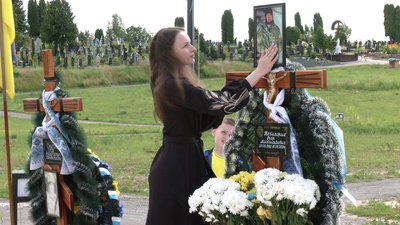 Вдова Віта біля могили чоловіка Вдова Віта біля могили чоловіка