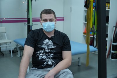 "Прокинувся вже без ноги". У Дніпрі реабілітується військовослужбовець Максим