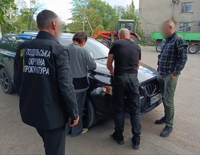 Майже мільйон гривень на реконструкцію стадіону: на Одещині підозрюють посадовицю сільради та інженерку Майже мільйон гривень на реконструкцію стадіону: на Одещині підозрюють посадовицю сільради та інженерку