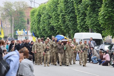 В Умані на Черкащині провели в останню путь загиблого на Курщині солдата В Умані на Черкащині провели в останню путь загиблого на Курщині солдата