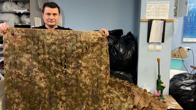 У місті на Рівненщині роблять маскувальні сітки за допомогою лазерного розкрою за пришвидшеною технологією