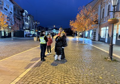 В Ужгороді патрульні поліцейські провели акцію "Світлострічка" В Ужгороді патрульні поліцейські провели акцію "Світлострічка"