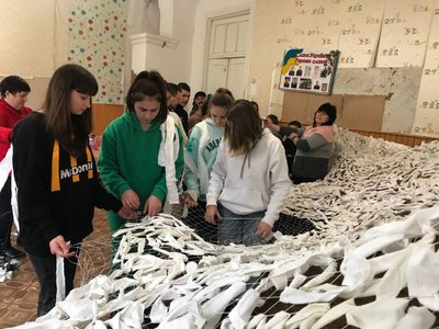 Сітки для ЗСУ власними руками: рибалка з Житомирщини плете основи маскувальних сіток для військових Сітки для ЗСУ власними руками: рибалка з Житомирщини плете основи маскувальних сіток для військових