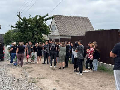 На Дніпропетровщині прощаються з загиблою через ракетний удар вагітною Діаною Кошик На Дніпропетровщині прощаються з загиблою через ракетний удар вагітною Діаною Кошик