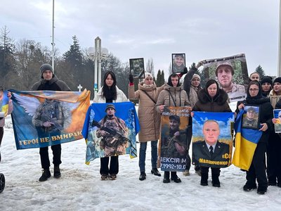 "Стою за...": у Вінниці пройшла акція у памʼять про загиблих оборонців "Стою за...": у Вінниці пройшла акція у памʼять про загиблих оборонців