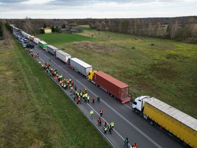 Вантажівки біля польсько-українського кордону в Дорогуську Вантажівки біля польсько-українського кордону в Дорогуську